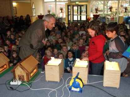 Die Grundschule J&auml;gerstra&szlig;e feierte &bdquo;Bauabschluss-Fest&ldquo;. Architekt Raymund Widera demonstrierte den positiven Effekt von Fassadend&auml;mmung und modernem Fensterglas.