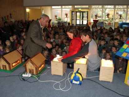 Die Grundschule J&auml;gerstra&szlig;e feierte &bdquo;Bauabschluss-Fest&ldquo;. Architekt Raymund Widera demonstrierte den positiven Effekt von Fassadend&auml;mmung und modernem Fensterglas.