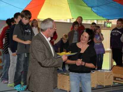 Die Grundschule J&auml;gerstra&szlig;e feierte &bdquo;Bauabschluss-Fest&ldquo;: Rektorin Margareta Schledde bedankte sich bei Architekt Raymund Widera.