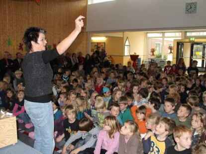 Die Grundschule J&auml;gerstra&szlig;e feierte &bdquo;Bauabschluss-Fest&ldquo;. Schulleiterin Margareta Schledde dirigierte einen &bdquo;Danke-Kanon&ldquo;.