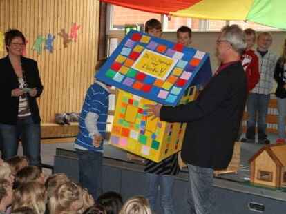 Die Grundschule J&auml;gerstra&szlig;e feierte &bdquo;Bauabschluss-Fest&ldquo;. B&uuml;rgermeister Axel Jahnz freute sich &uuml;ber ein Modell mit Dankeszetteln der Kinder.