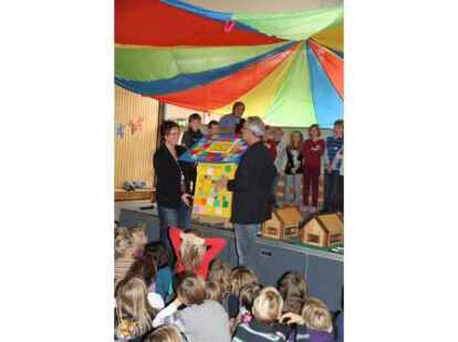 Die Grundschule J&auml;gerstra&szlig;e feierte &bdquo;Bauabschluss-Fest&ldquo;. B&uuml;rgermeister Axel Jahnz freute sich &uuml;ber ein Modell mit Dankeszetteln der Kinder.