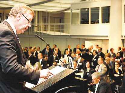 Mehr als 300 G&auml;ste diskutierten auf dem dritten Parlamentarischen Messeabend anl&auml;sslich der Eurotier &uuml;ber die Zukunft der Agrar- und Ern&auml;hrungswirtschaft.