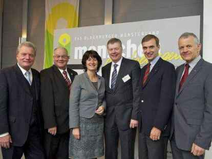 H&ouml;chst willkommene Gelegenheit zum Gedankenaustausch zum Abschluss der EuroTier 2010 (von links): Ministerialdirektor Bernd-Udo Hahn, Verbundpr&auml;sident Albert Focke, Ministerin Astrid Grotel&uuml;schen, AEF-Vorsitzender Ewald Drebing, DLG-Pr&auml;sident Carl-Albrecht Bartmer und Verbundvizepr&auml;sident Hans Eveslage beim Parlamentarischen Abend des Oldenburger M&uuml;nsterlandes.