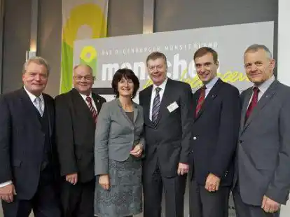 H&ouml;chst willkommene Gelegenheit zum Gedankenaustausch zum Abschluss der EuroTier 2010 (von links): Ministerialdirektor Bernd-Udo Hahn, Verbundpr&auml;sident Albert Focke, Ministerin Astrid Grotel&uuml;schen, AEF-Vorsitzender Ewald Drebing, DLG-Pr&auml;sident Carl-Albrecht Bartmer und Verbundvizepr&auml;sident Hans Eveslage beim Parlamentarischen Abend des Oldenburger M&uuml;nsterlandes.