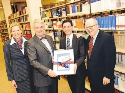 Freude &uuml;ber den Wachsmann-Preis (von links): Swea von Mende, Michael Wefers, Preistr&auml;ger Sascha Zirra und Prof. Rolf Sch&auml;fer, der die Laudatio hielt.