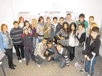 Das ist die achte Klasse der Hauptschule Abbehausen: &Auml;u&szlig;erlich unver&auml;ndert, aber mit gro&szlig;em inneren Gewinn haben die 20 Sch&uuml;ler die Werkstatt absolviert. Links im Bild: Sandra Vollbrecht und Dagmar Sch&ouml;ckel