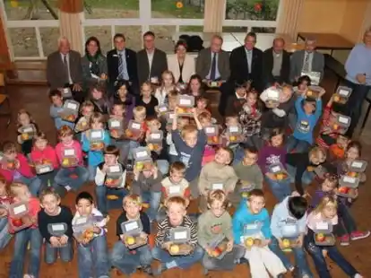 Kinder der Holbeinschule Wildeshausen erhalten ihre Brotboxen