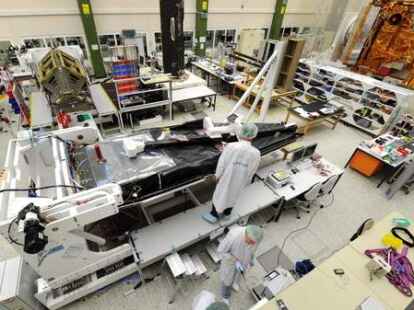 Mechaniker kontrollieren am Dienstag (19.10.10) in Immenstaad den ersten von drei Erdbeobachtungssatelliten, die das Raumfahrtunternehmen Astrium in Immenstaad am Bodensee fertig gestellt hat. Die Swarm-Mission der europaeischen Weltraumorganisation ESA wird die bislang genaueste Vermessung des Erdmagnetfeldes und seiner Veraenderungen vornehmen. Foto: Felix Kaestle/dapd