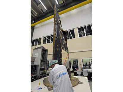 Ein Mitarbeiter des Satellitenbauers Astrium arbeitet in Friedrichshafen am Bodensee im Reinraum an einem der drei Satelliten der Mission 