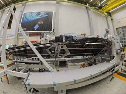 Ein Mitarbeiter des Satellitenbauers Astrium arbeitet in Friedrichshafen am Bodensee im Reinraum an einem der drei Satelliten der Mission 