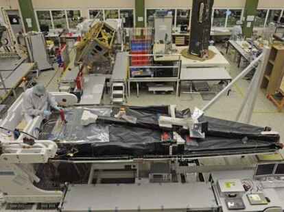 Ein Mitarbeiter des Satellitenbauers Astrium arbeitet in Friedrichshafen am Bodensee im Reinraum an einem der drei Satelliten der Mission 