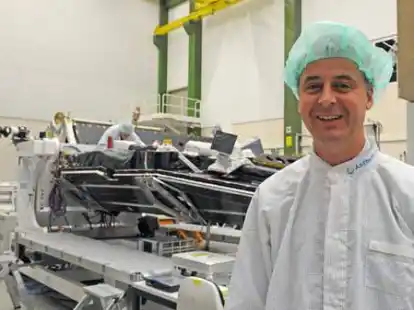Eckard Settelmeyer, Standortleiter des Satellitenbauers Astrium in Friedrichshafen, steht in Friedrichshafen am Bodensee im Reinraum vor einem der drei Satelliten der Mission 