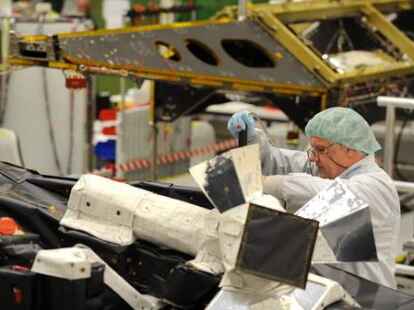 Mechaniker Wolfgang Hege arbeitet am ersten von drei Erdbeobachtungssatelliten, die das Raumfahrtunternehmen Astriumfertig gestellt hat.