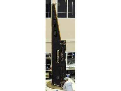 Ein Mitarbeiter des Satellitenbauers Astrium arbeitet in Friedrichshafen am Bodensee im Reinraum an einem der drei Satelliten der Mission 