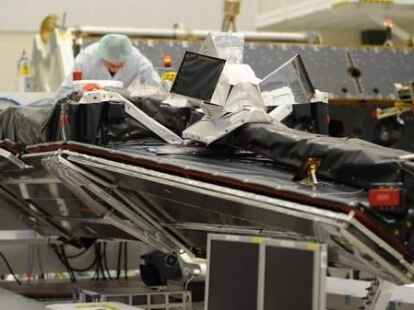 Ein Mitarbeiter des Satellitenbauers Astrium arbeitet in Friedrichshafen am Bodensee im Reinraum an einem der drei Satelliten der Mission 