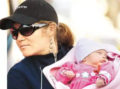 Bergarbeiter-Frau Elisabeth Segovia h&auml;lt ihr Baby Esperanza (Hoffnung) auf dem Arm. Die Kleine kam zur Welt, als ihr Vater Ariel Ticona bereits unter Tage eingeschlossen war.