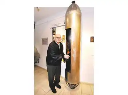 An einem Nachbau der sogenannten Dahlbuschbombe posiert Siegfried Ebeling