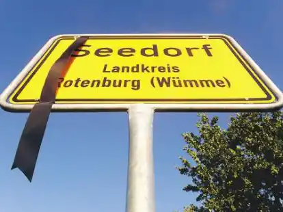 Tiefe Betroffenheit: Mit einem schwarzen Trauerflor am Ortsschild symbolisierten die Seedorfer B&uuml;rger ihre Trauer um einen 26-j&auml;hrigen Fallschirmj&auml;ger, der in Afghanistan einem Selbstmordanschlag zum Opfer gefallen war.