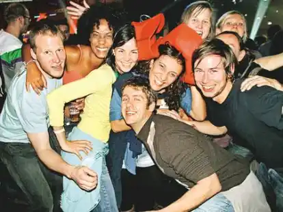 In Feierlaune: Kurz nach Mitternacht war die Party in Halle 7 in vollem Gang. Die Schlagermusiker Ireen Sheer, Bernard Brink und Olaf Henning waren zu Gast.