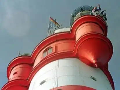 Besucher winken vom Leuchtturm 