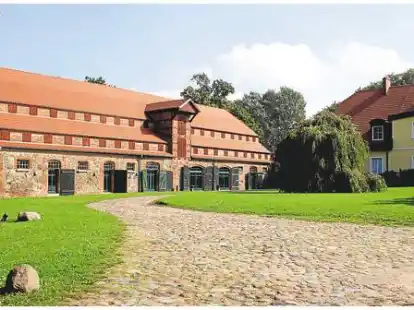 An der Wasserwanderstrecke zwischen Jarmen und Anklam liegt das &bdquo;Gutshaus Stolpe&ldquo;. Auch hier wird mit leckeren Kr&auml;utern aus der Region gekocht.