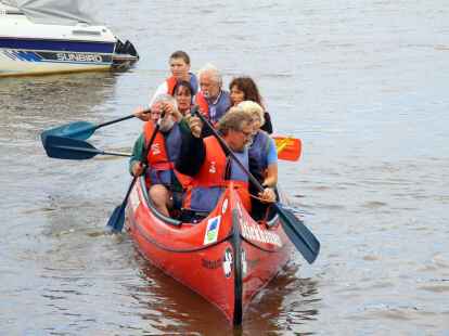 <p>        Ob Western oder Rennstrecke - im Mittelpunkt standen nat&uuml;rlich Boote und sonstige Wassergef&auml;hrte. Seine Eindr&uuml;cke vom Bar&szlig;eler Hafenfest pr&auml;sentiert N@chbar Rainer Stolle auf  mein-oldenburg.de.    </p>