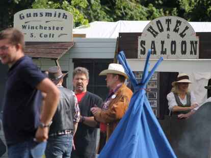 <p>        In passender Kost&uuml;mierung sorgten die Teilnehmer f&uuml;r den richtigen Western-Flair mitten in Rastede. Mehr Eindr&uuml;cke zeigt N@chbar Arndt Bruhn auf  mein-rastede.de.    </p>