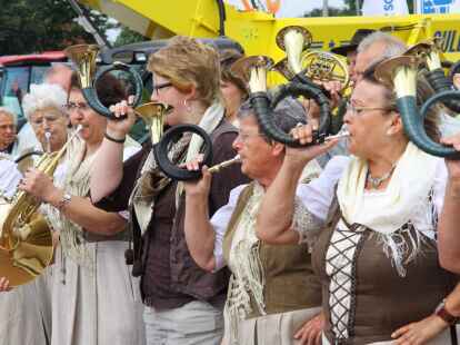<p>        Darauf ein fr&ouml;hliches &bdquo;Halali!&ldquo; Noch mehr Fotos von den Landtagen zeigt N@chbar Rainer Stolle in seinem Album auf  mein-oldenburg.de.    </p>