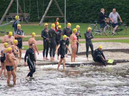 ...Meeresdurchquerung f&uuml;r die Sicherheit der Schwimmerinnen und Schwimmer sorgen. Auch die Wasserschutzpolizei war mit vor Ort.