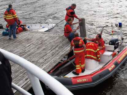 Auch auf dem Zwischenahner Meer war (nicht nur) ein Boot unterwegs - hier von der Wasserrettung der DLRG. Die Kollegen sollten bei der...