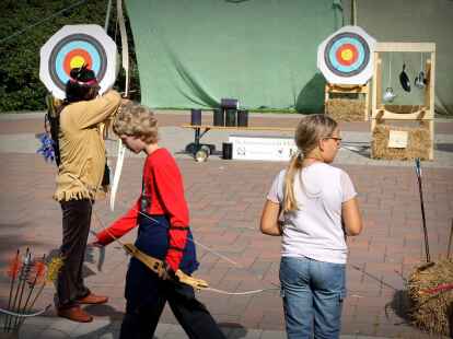 Beim Westerntag auf dem K&ouml;gel-Willms-Platz  hatten Cowboys und Indianer das Zepter - bzw. den Bogen - in der Hand.