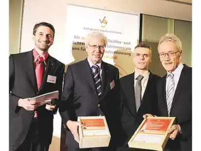 Preis&uuml;bergabe: Dieter Folgmann, Georg D&uuml;rr und Laudator Manfred Maier vom Fachmagazin BM (von links)