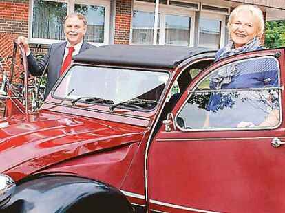 Elsbeth Dumstorf und B&uuml;rgermeister Hubert Frye posieren vor dem Citroen 2 CV.