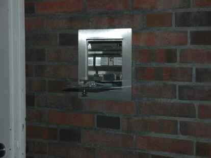 Ein Feuer im St.-Martins-Heim, bei dem Bewohner aus dem verqualmten Geb&auml;ude geborgen werden mussten - das sah das &Uuml;bungsszenario vor. Bei Brandalarm &ouml;ffnet sich ein Schlie&szlig;fach, in dem der Generalschl&uuml;ssel deponiert ist.