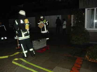 Ein Feuer im St.-Martins-Heim, bei dem Bewohner aus dem verqualmten Geb&auml;ude geborgen werden mussten - das sah das &Uuml;bungsszenario vor.