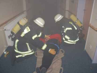 Die Rettung hilfloser Personen aus dem Altenheim wurde ge&uuml;bt. Die 