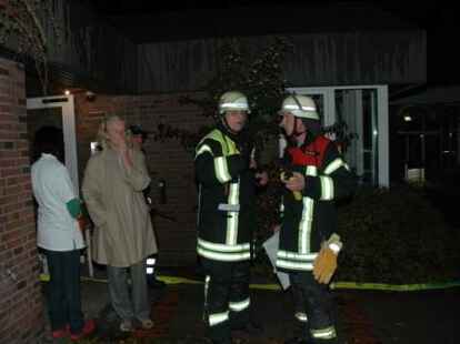 Ein Feuer im St.-Martins-Heim, bei dem Bewohner aus dem verqualmten Geb&auml;ude geborgen werden mussten - das sah das &Uuml;bungsszenario vor.