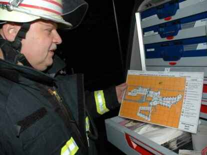 Ein Feuer im St.-Martins-Heim, bei dem Bewohner aus dem verqualmten Geb&auml;ude geborgen werden mussten - das sah das &Uuml;bungsszenario vor. Der stellvertretende Kreisbrandmeister Olaf Fianke zeigte eine Rettungstafel.