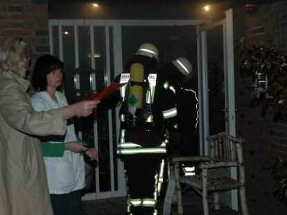 Ein Feuer im St.-Martins-Heim, bei dem Bewohner aus dem verqualmten Geb&auml;ude geborgen werden mussten - das sah das &Uuml;bungsszenario vor.