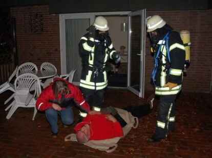 Die Rettung hilfloser Personen aus dem Altenheim wurde ge&uuml;bt. Die 