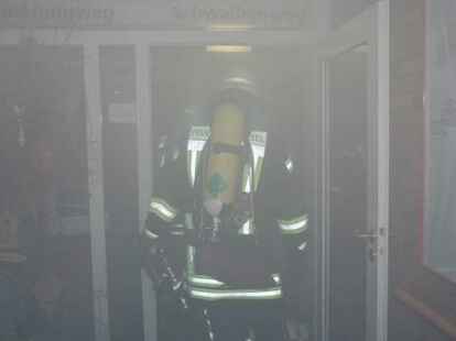 Die Rettung hilfloser Personen aus dem Altenheim wurde ge&uuml;bt. Die 