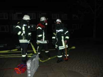 Ein Feuer im St.-Martins-Heim, bei dem Bewohner aus dem verqualmten Geb&auml;ude geborgen werden mussten - das sah das &Uuml;bungsszenario vor.