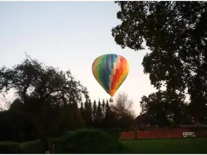 Hier ist er noch in der Luft: Am 29. September ist in Vreschen-Bokel ein Hei&szlig;luftballon gelandet und N@chbarin Sigrid Graalmann hat diese Landung mit der Kamera dokumentiert.