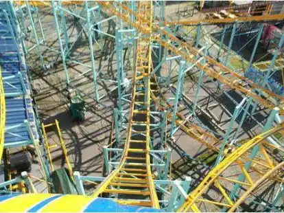 Da geht es steil bergab: Die ersten Karussells haben auf dem Gel&auml;nde der Weser-Ems Halle bereits vor dem Beginn des Kramermarktes ihre Runden gedreht.