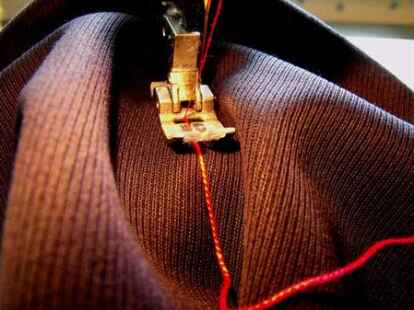 Hier ist N@chbarin Mauve Jakob mit einer N&auml;hmaschine zu Gange. Noch ist nicht zu erahnen an was sie arbeitet ...