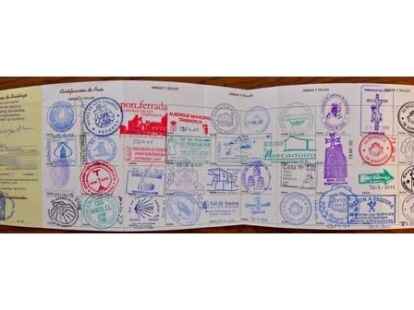 Er hat eine Reise auf den Jakobsweg unternommen und dabei viele Bilder gemacht. Hier sehen Sie seinen Pilgerpass mit vielen Stempeln.