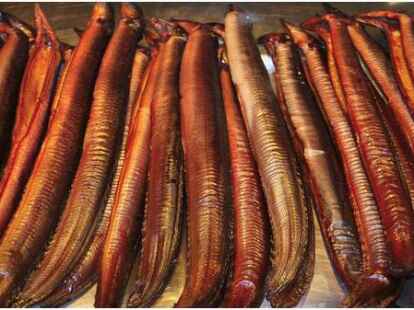 Die Gruppe a&szlig; im Restaurant Bruns leckere Fischgerichte wie Aal, Seelachs und Krabbensuppe und im Anschluss gab es noch eine interessante F&uuml;hrung durch die Aalr&auml;ucherei inklusive einer kleinen Verkostung. Alle Bilder stellt Friedhelm Ohm auf  aus.