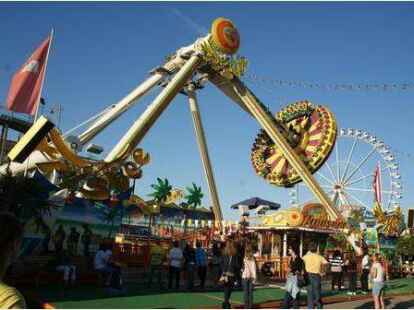 Er nahm das Ereignis als Anlass f&uuml;r eine ausgiebige Fotosession am Tage, bei Nacht, von Details und w&auml;hrend des Umzugs. Die Bilder von dem bunten Treiben am Tage k&ouml;nnen Sie sich auf  anschauen.