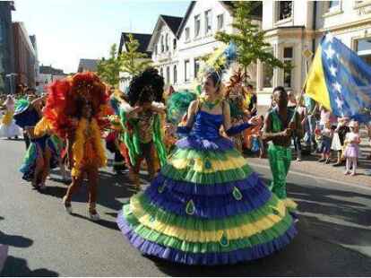 Der traditionelle Festumzug zog mit 140 Musikkapellen, Akrobaten und bunt geschm&uuml;ckten Wagen bei sommerlichen Temperaturen wieder viele Zuschauer an.